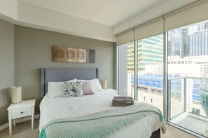 พรีเมียมอพาร์ทเมนท์, 2 ห้องนอน, วิวแม่น้ำ | 2 ห้องนอน, ตกแต่งพิเศษโดยเฉพาะ, โต๊ะทำงาน, ผ้าม่านกันแสง