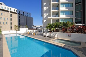 Outdoor pool, open 7 AM to 10 PM, sun loungers - Brisbane City Apartments Tank Street (Brisbane)