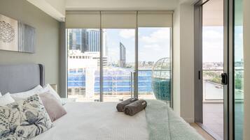 Departamento Premium, 2 habitaciones, vista al río | 2 habitaciones, muebles diferentes, escritorio y cortinas blackout