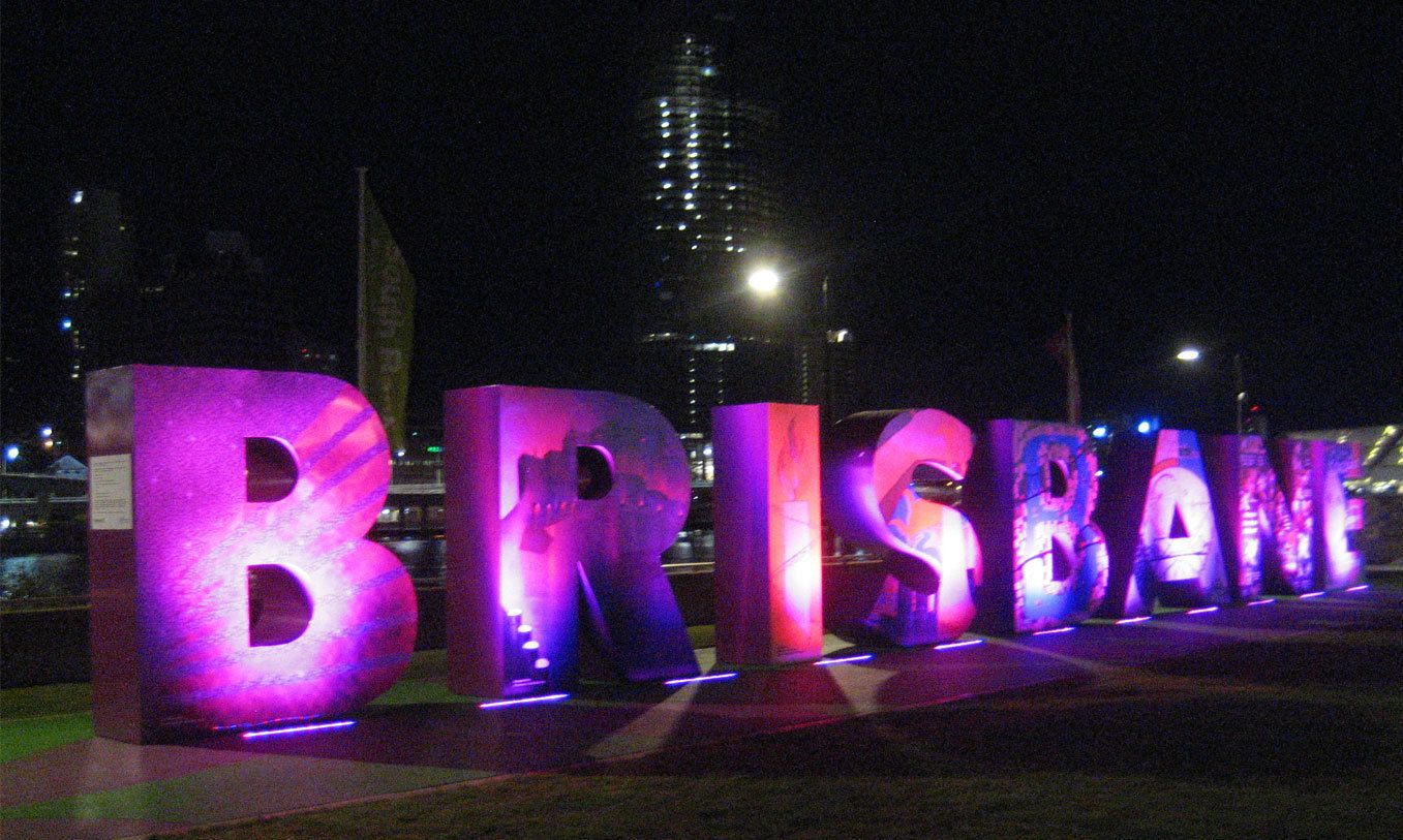 Des lettres lumineuses épellent le mot « BRISBANE » la nuit.
