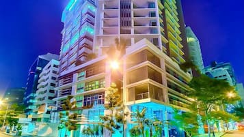 Vista frontal de la propiedad por la tarde o noche