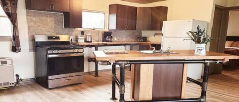 Réfrigérateur, four, plaque de cuisson, cafetière/bouilloire