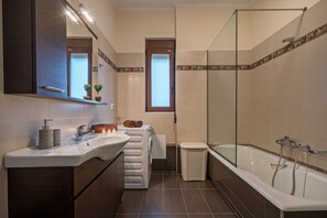 Shower, hair dryer, towels, shampoo