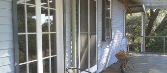 Secluded boutique retro 3 bedroom farmhouse. Peace and country tranquility.