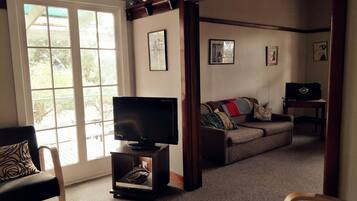 TV, peis, DVD-spiller og bøker