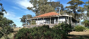 Secluded boutique retro 3 bedroom farmhouse. Peace and  country tranquility.