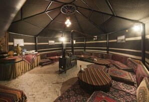 供应早餐、午餐和晚餐，土耳其菜