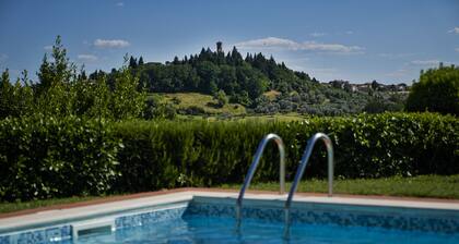 Villa il Borraccio. Dependance Begonia, piscina con vista sui colli del Chianti
