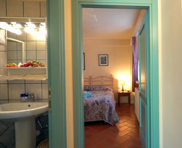 1 habitación, tabla de planchar con plancha, wifi gratis y ropa de cama