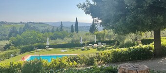 Villa il Borraccio. Dependance Begonia, piscina con vista sui colli del Chianti