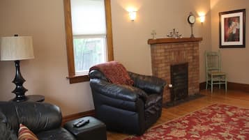 TV, DVD-spiller, bøker og filmbibliotek