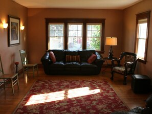 TV, DVD-spiller, bøker og filmbibliotek