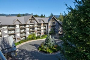 Exterior - Aspens #543 Prime Ski-in Ski-out Location! Top Floor Unit, Pool, Hot tubs, BBQ (Whistler)