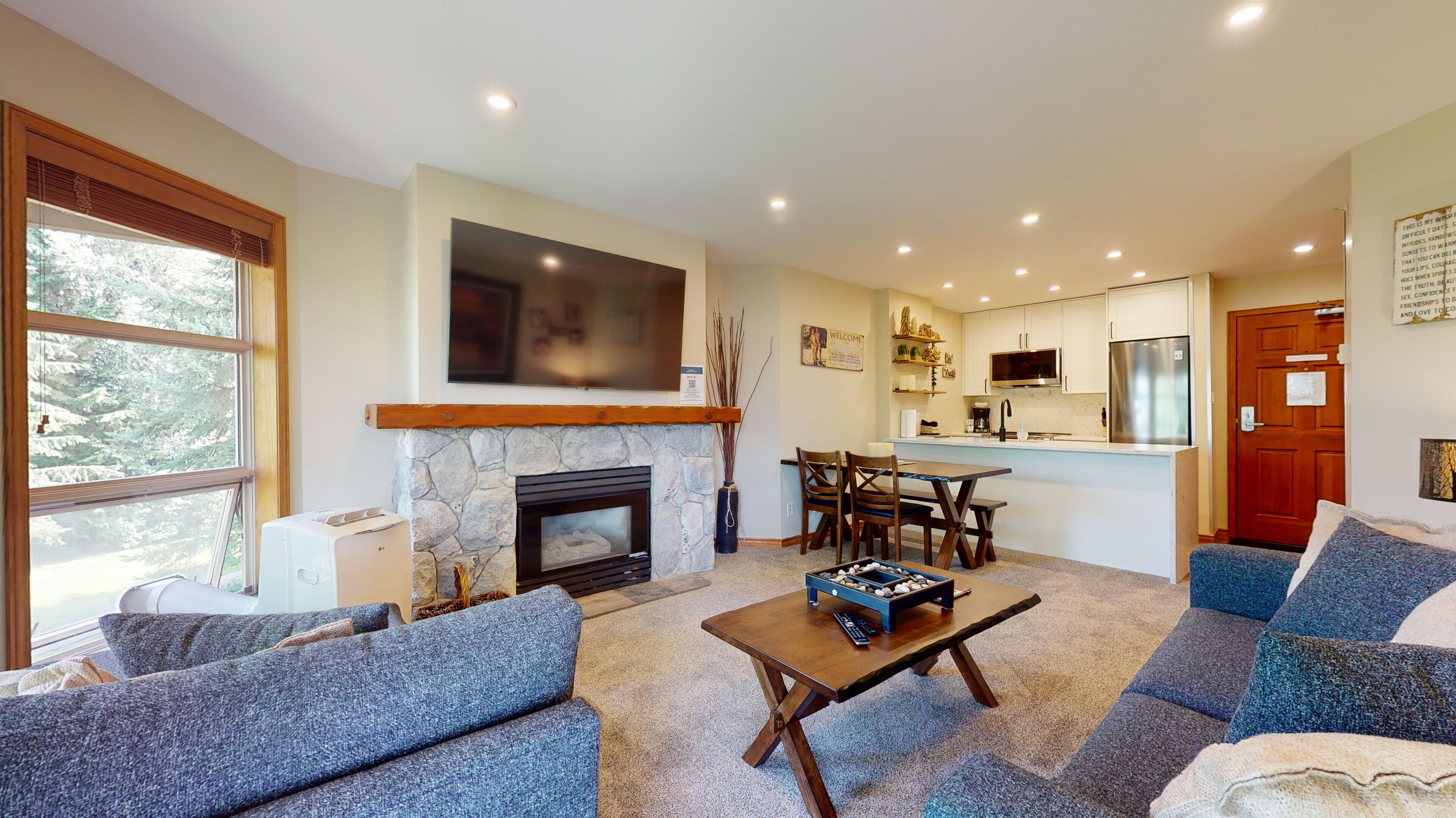 テレビ、暖炉、DVD プレーヤー