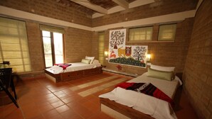 Un dormitorio con dos camas, un banco de madera y un mural grande en la pared.
