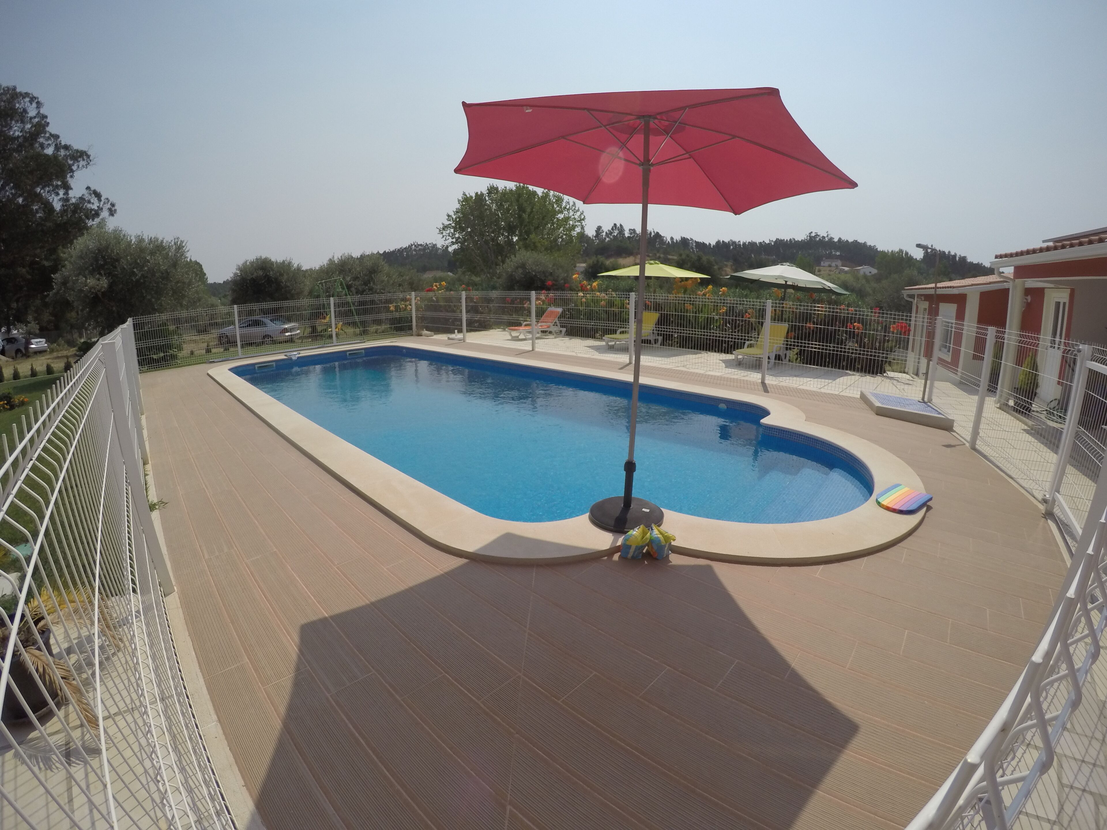 Una piscina al aire libre, una piscina climatizada
