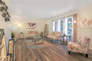 Smart TV, books, printers - ❤ Large pool, free WiFi, gulf access!
10% discount in September an October 2025 (Cape Coral)