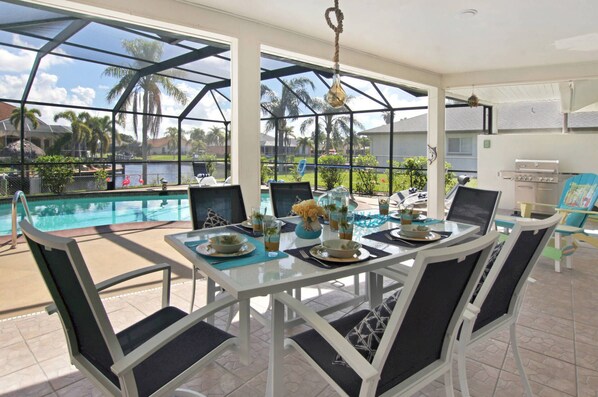 Outdoor dining - ❤ Large pool, free WiFi, gulf access!
10% discount in September an October 2025 (Cape Coral)