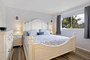 3 chambres, bureau, fer et planche à repasser, lit de bébé portatif
