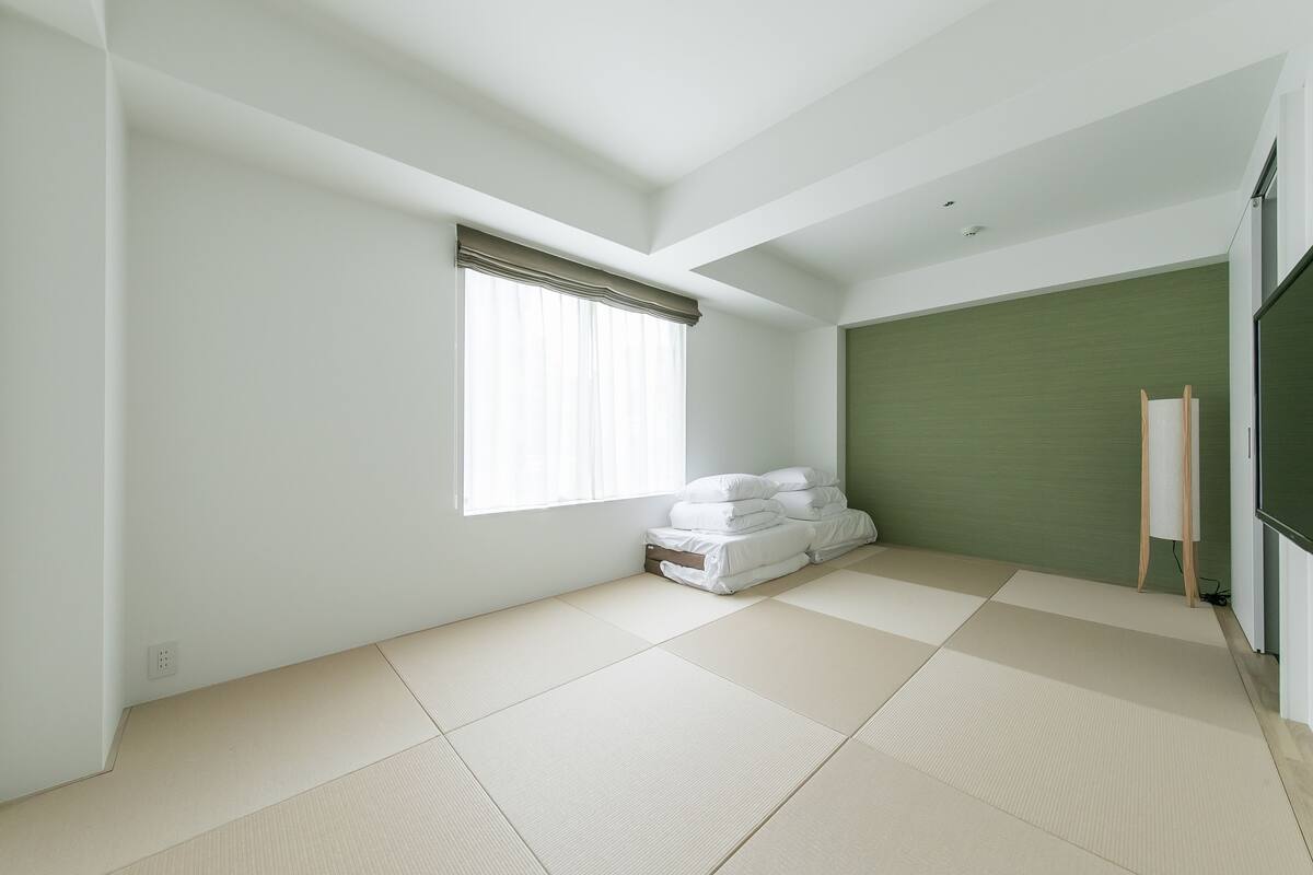 Premium bedding, desk, blackout drapes, soundproofing