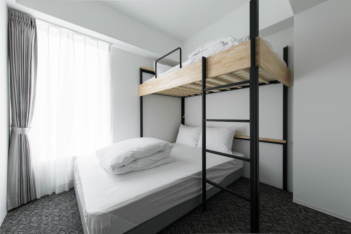 Premium bedding, desk, blackout drapes, soundproofing