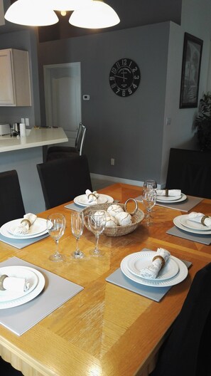 Luxury Villa, 4 Bedrooms, Accessible, Poolside | In-room dining