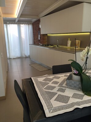 Fridge, microwave, stovetop, dishwasher