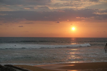 Beach nearby, white sand, 19 beach bars