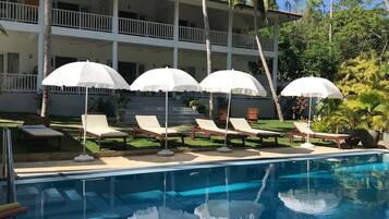 Piscina externa, guarda-sóis, espreguiçadeiras