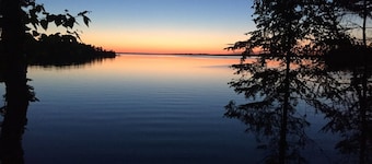 Rustic Beach Cabin on Rainy Lake, Fort Frances Ontario