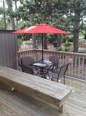 Outdoor dining - Coastal villa with 8 min walk to the beach, spacious, & charming in Shipyard  (Hilton Head Island)