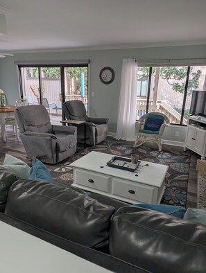 Smart TV, fireplace, DVD player, books - 🌞Prime week open May 16-23 Charming coastal villa 8min walk to Shipyard beach (Hilton Head Island)