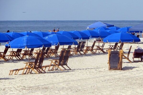 Perto da praia, espreguiçadeiras, toalhas de praia 