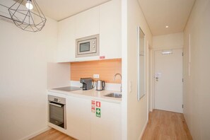 Kylskåp, mikrovågsugn, ugn och spishäll