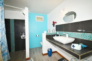 Dusche, Haartrockner, Handtücher