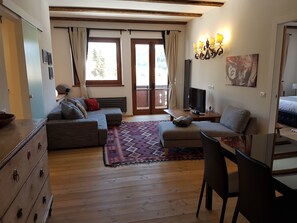 Panoramic Apartment, Balcony, Mountain View | Living room