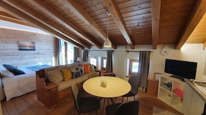 Apartment, 1 Bedroom, Balcony, Garden View | In-room dining