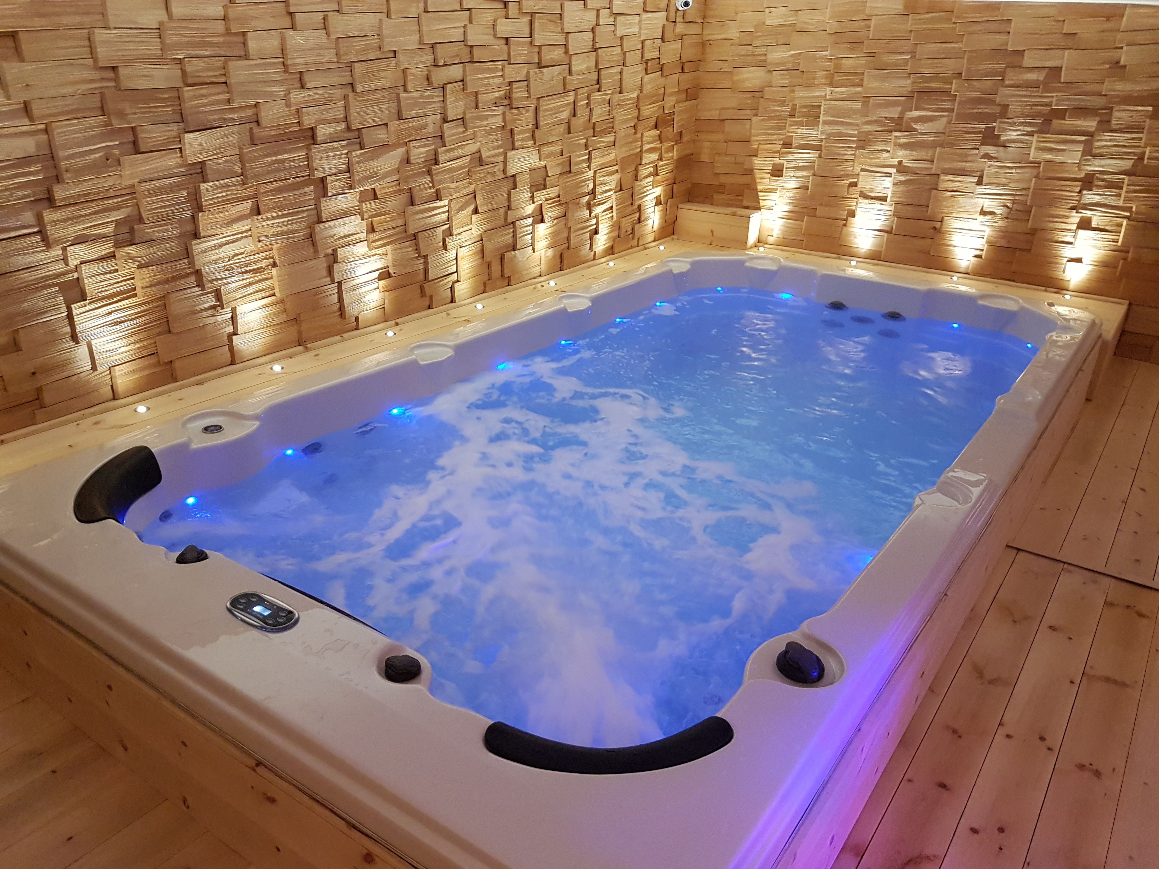 室內游泳池和室外游泳池，提供日光浴躺椅