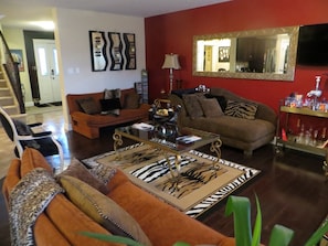 Flat-screen TV, fireplace, Netflix, DVD player