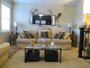 Flat-screen TV, fireplace, Netflix, DVD player
