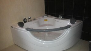 Combined shower/tub, hair dryer, towels, soap - Luxury Villa with private pool, Santo Antao (Ribeira Grande)