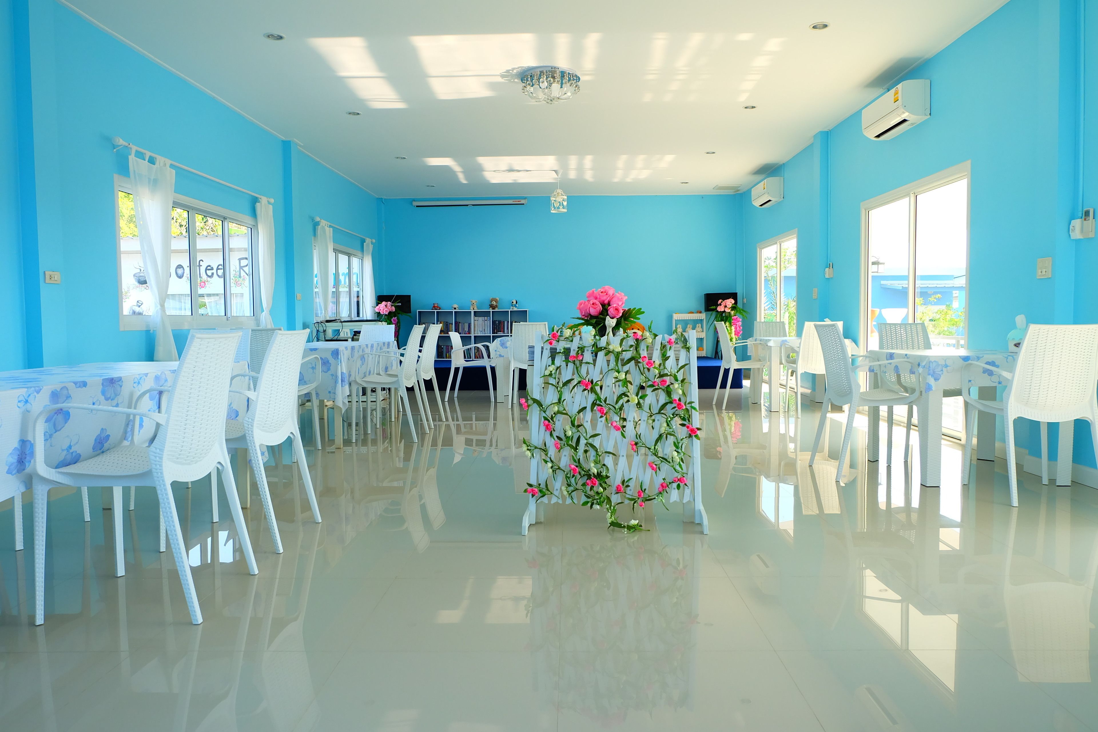 Phục vụ bữa sáng, bữa trưa, bữa tối, món địa phương và quốc tế 