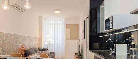 Réfrigérateur, micro-ondes, four, plaque de cuisson