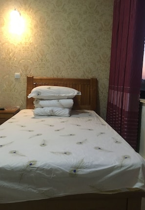 Escritorio, cortinas blackout y wifi gratis