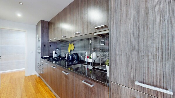 Refrigerador, microondas, horno y parrilla de estufa