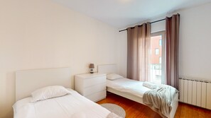 3 habitaciones, tabla de planchar con plancha, cuna de viaje y wifi