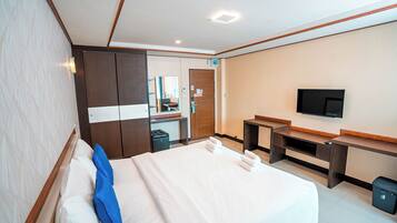 Quarto casal superior | Cofres nos quartos, escrivaninha, cortinas blackout, Wi-Fi de cortesia