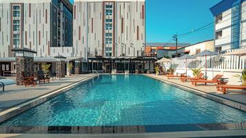 Piscina a l'aire lliure (horari: 06:00-21:00), para-sols i gandules