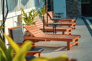 Piscine extérieure, parasols de plage, chaises longues
