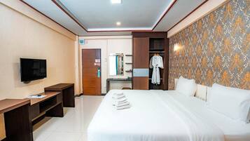 Superior Double Room | In-room safe, desk, blackout drapes, free WiFi